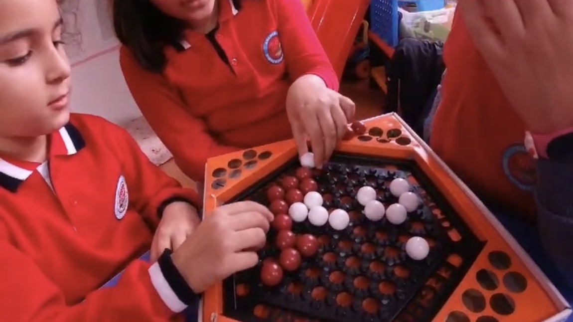 Okulumuz Öğrencileri Zeka Oyunları Kursunda Eğlenerek Öğreniyorlar